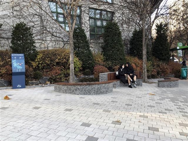 서울 동작구 대방동 숭의여고 일대에 새로 조성된 용마무지개길 보행 쉼터에서 여고생들이 휴식을 취하고 있다. 동작구 제공