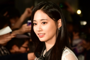 [현장포토] “난 쯔위라고 해” 사인하는 트와이스 쯔위
