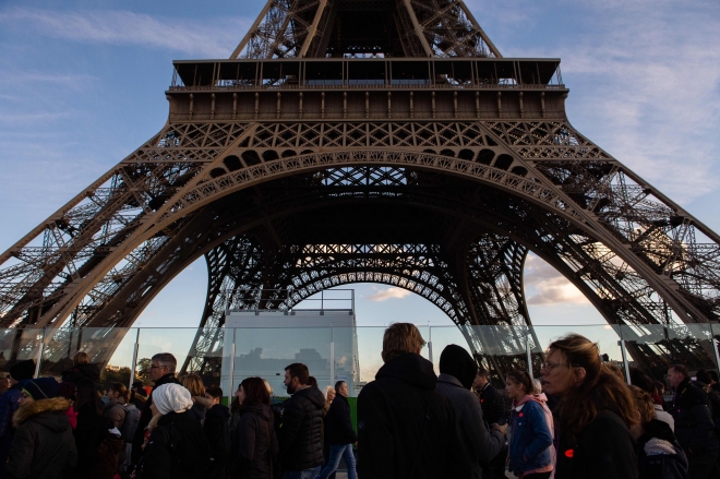 ‘노란 조끼’ 시위대가 2018년 12월 8일 대규모 집회를 예고하자 프랑스 정부는 이날 하루 에펠탑을 비롯해 파리 중심가의 주요 공연장과 미술관을 대부분 폐쇄키로 했다. AP 연합뉴스
