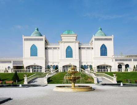 임실 치즈테마파크의 랜드마크인 치즈캐슬과 축구장 19개 넓이의 초지에 자리잡은 임실N치즈체험관. 　임실치즈테마파크제공