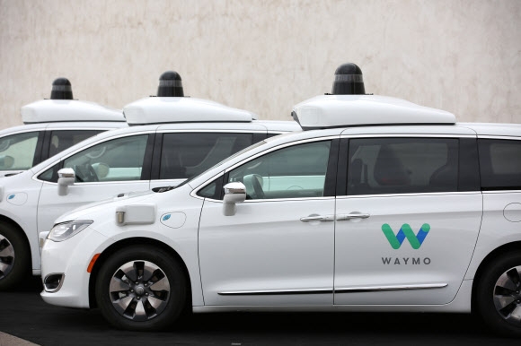 지난달 29일(현지시간) 미국 애리조나의 한 주차장에 구글의 자율주행차 ‘웨이모’가 세워져 있다. 애리조나 로이터 연합뉴스 