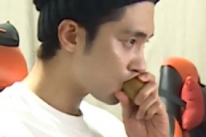 ‘나혼자산다’ 성훈, 껍질째 키위 흡입 “복숭아 먹는 것과 비슷”