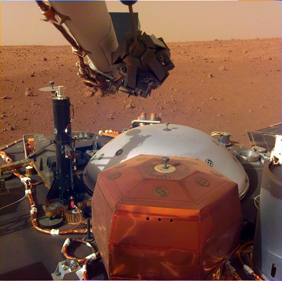 화성 무인 탐사선 인사이트의 로봇 팔에 장착된 카메라에 찍힌 화성과 인사이트 본체의 모습. 2018.12.7  미 항공우주국(NASA) 제트추진연구소(JPL)