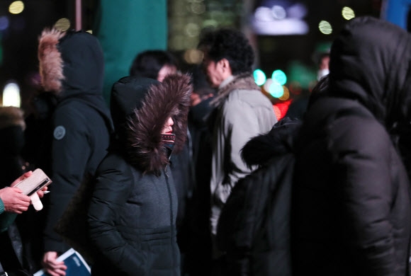 광화문네거리에서 두꺼운 외투를 입은 시민들이 발걸음을 서두르고 있다.  연합뉴스 자료사진