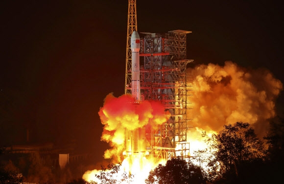 8일 중국 쓰촨성 시창위성발사센터에서 중국의 달 탐사선 ‘창어(嫦娥)4호’가 우주로 쏘아 올려졌다. AP 연합뉴스