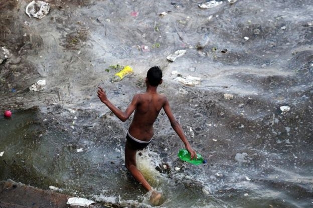 오염된 갠지스강을 정화하자며 그렇게 많은 이들이 목숨을 건 단식 투쟁을 벌여왔고 또 벌이고 있다니 놀랍기만 하다. AFP 자료사진