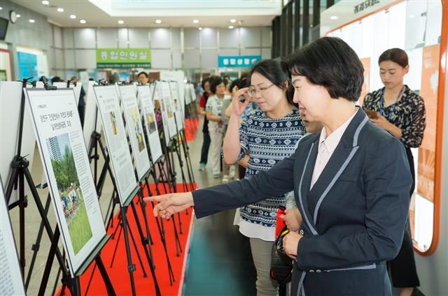 김수영 양천구청장이 지난해 구청 1층 로비에서 열린 ‘보도기획전’에서 주민들과 함께 언론에 보도된 기사를 보며 이야기하고 있다. 양천구 제공
