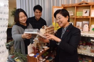 새싹점포 간 은평구청장 “새해 청년문화거리 조성”