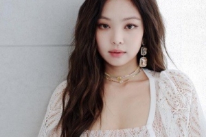 제니, 흰색 시스루 의상으로 강조한 섹시美 ‘치명적인 눈빛’