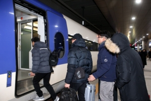 KTX강릉선 사흘 만에 정상 운행…강릉~청량리 양방향 첫차 출발