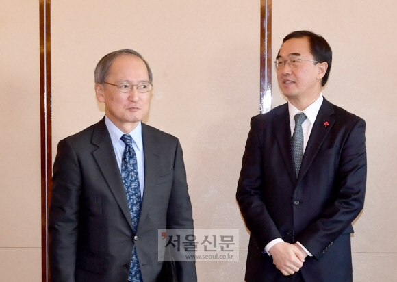 10일 서울 조선호텔에서 열린 주한공관대사 대상 정책설명회에 참석한 조명균 통일부 장관이 야스마사 일본대사와 어색한 만남을 갖고 있다. 2018.12.10. 박지환기자 popocar@seoul.co.kr