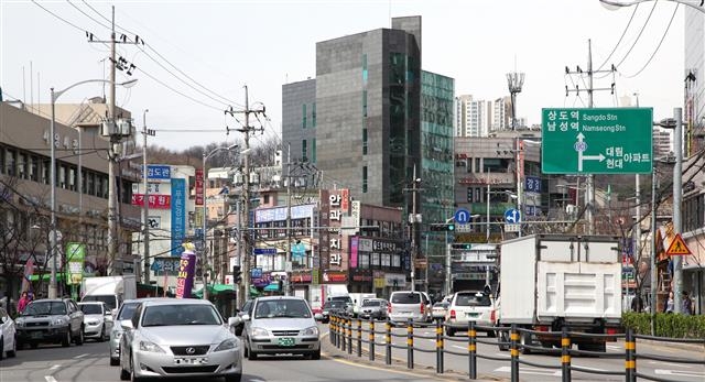 서울 동작구 사당로를 오가는 차량들이 도로 주변 개발과 서리풀터널 공사 등으로 극심한 정체를 겪고 있다.  동작구 제공
