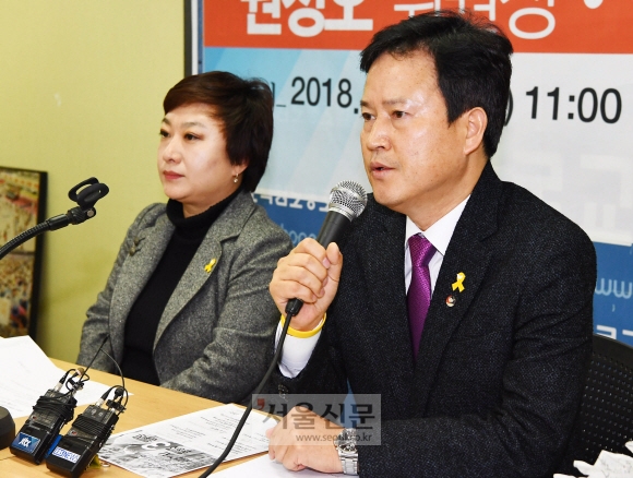 권정오(오른쪽) 위원장 당선인, 김현진 수석부위원장 당선인이 10일 기자회견을 하고 있다. 안주영 기자 jya@seoul.co.kr