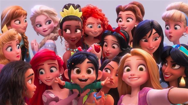 지난달 21일 북미 지역에 개봉한 디즈니 애니메이션 ‘주먹왕 랄프2: 인터넷 속으로’에서 주인공 바넬로피(앞줄 왼쪽 세 번째)와 디즈니 공주 14명이 함께 찍은 단체사진 장면. 월트디즈니컴퍼니코리아 제공