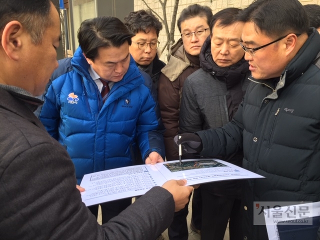 임병택 시흥시장이 달월역 현장을 찾아 도로정비 상황에 대해 설명을 듣고 있다. 시흥시 제공