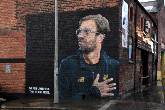 거리 예술가 악세(Akse)가 10일(현지시간) 영국 리버풀의 위르겐 클롭 거리에 그린 벽화가 사람들 눈길을 사로잡고 있다. 리버풀 AFP 연합뉴스