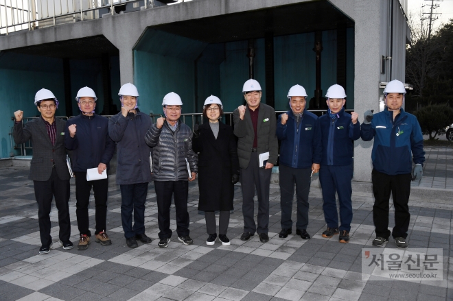 은수미 시장이 10일 복정동 하수처리시설을 둘러보고 추운 날씨 속에서도 현장에서 애쓰는 직원들을 격려했다. 2018.12.10. 성남시 제공. 