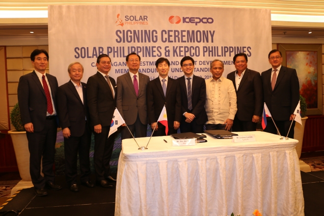 김종갑 한전 사장(왼쪽에서 네 번째)이 10일 필리핀 마닐라에서 칼라타간 태양광 발전소 지분 인수 서명식을 갖고 기념촬영을 하고 있다. 한전 제공 2018.12.11. 