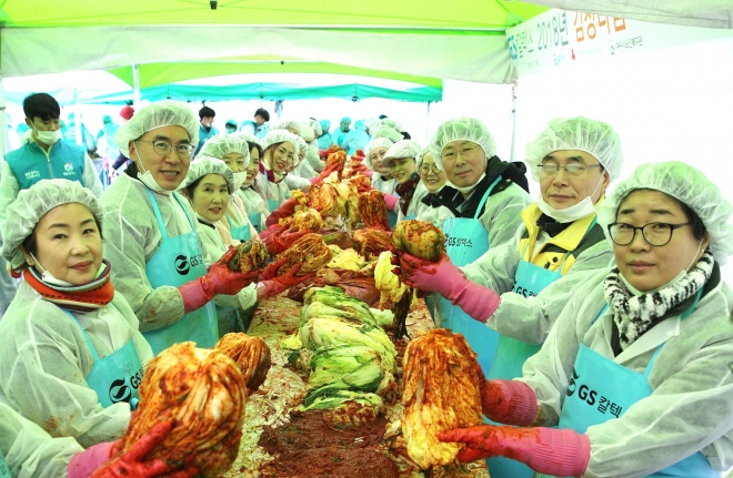 GS칼텍스 여수공장이 여수시 소호동 GS칼텍스쌍봉사택에서 ‘GS칼텍스 2018년 김장나눔 대축제’를 열고 김장김치 3500포기를 담가 여수지역 홀몸어르신 등 소외이웃에 전달했다. (오른쪽 두번째부터 조영은 여수시청 사회복지국장, GS칼텍스 임현호 전무, 왼쪽 두번째 GS칼텍스 강정범 상무)