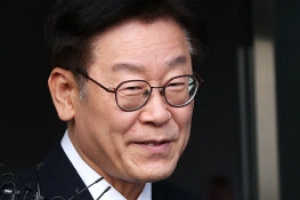 이재명 “스캔들·조폭·일베 누명 벗어 다행” 탈당 가능성 일축