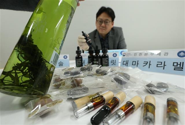 대마 제품 반입 급증… 적발된 술·초콜릿