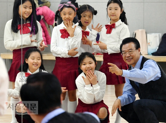지난 5일 서울 용산구 백범로 용산꿈나무종합타운 연습실을 찾은 성장현 용산구청장이 방송댄스 교육을 받던 초등학생들과 얘기하고 있다.  박윤슬 기자 seul@seoul.co.kr