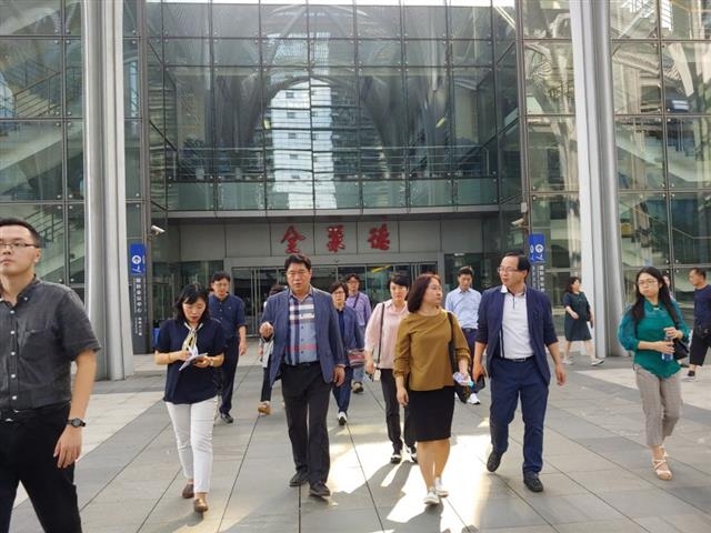 지난 8월 말 박준희(앞줄 왼쪽 두 번째) 구청장이 ‘중국의 실리콘 밸리’로 불리는 중국 베이징 중관춘 과학기술단지를 찾아 벤처 창업의 인큐베이팅 과정을 체감하고 있다.  관악구 제공
