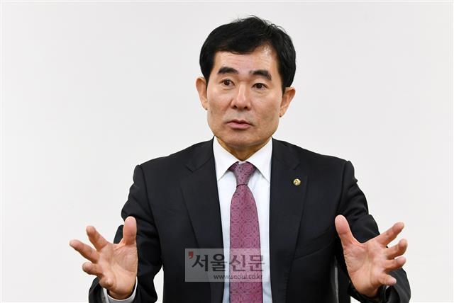 문전일 한국로봇산업진흥원장이 11일 서울신문 본사에서 인터뷰를 갖고 한국의 로봇산업의 전망에 대해 설명하고 있다. 문 원장은 서울대 기계설계학과를 졸업하고 카이스트(KAIST) 기계공학 대학원에서 석사, 미국 시러큐스대에서 기계항공공학(지능제어) 박사 학위를 취득했다. 이후 LG산전 중앙연구소장, 호서대 로봇공학과 교수, 대구경북과학기술원(DGIST) 연구부총장·협동로봇융합연구센터장을 거쳐 지난 1월 로봇산업진흥원장에 취임했다.  도준석 기자 pado@seoul.co.kr