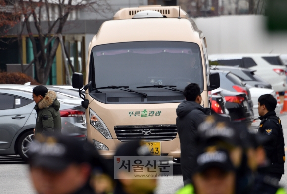 한·미 방위비 협상에 참여하는 미국 관계자를 태운 차량이 11일 협상 장소가 마련된 서울 동대문구 국방연구원으로 들어서고 있다. 박지환 기자 popocar@seoul.co.kr
