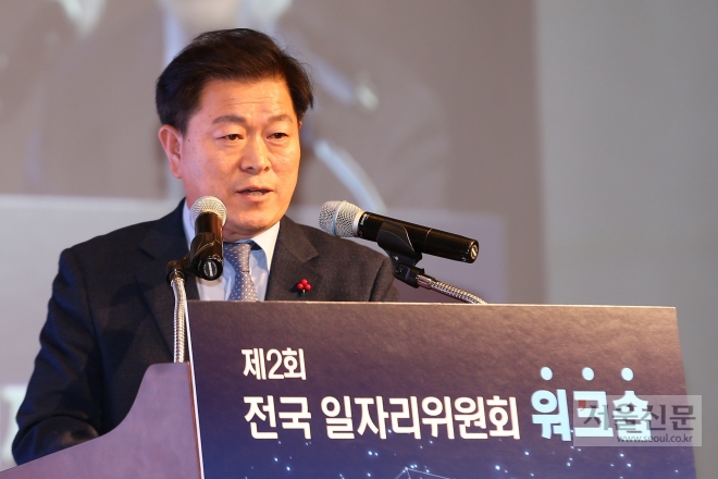 박승원 광명시장이 11일 대통령 직속 일자리위원회가 주최한 ‘제2회 전국 일자리위원회 워크숍’에서 광명시 일자리 우수사례를 발표하고 있다. 광명시 제공