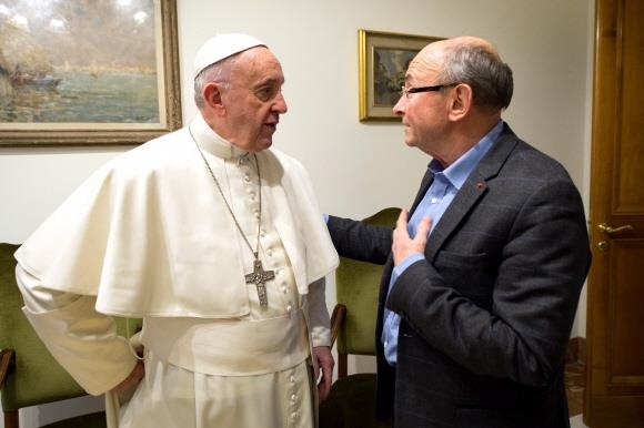 ‘역사상 대중에게 가장 사랑받는 교황’이라는 프란치스코 교황과 프랑스 최고 석학 중 한 사람으로 통하는 도미니크 볼통이 바티칸 ‘성 마르타의집’에서 대담을 하기 전 반갑게 인사를 나누고 있다.  책세상 제공