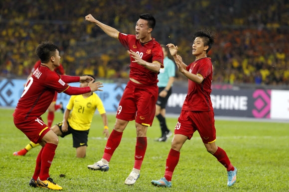 응우옌 후이흥(베트남)이 11일 말레이시아와의 AFF 스즈키컵 결승 1차전 전반 선제골을 넣은 뒤 포효하고 있다. 쿠알라룸푸르 AP 연합뉴스