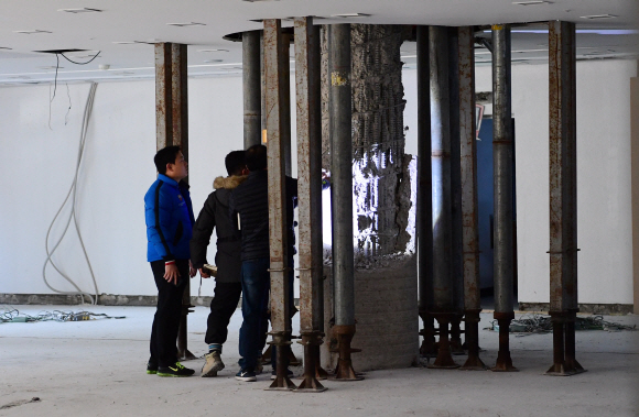 12일 붕괴위험 진단을 받은 서울 삼성동 대종빌딩에서 관계자들이 균열이 간 기둥을 살피고 있다. 2018. 12. 12 정연호 기자 tpgod@seoul.co.kr