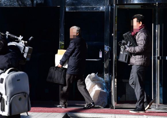 12일 붕괴위험 진단을 받은 서울 삼성동 대종빌딩에서 입주자들이 짐을 들고 나오고 있다.  2018. 12. 12 정연호 기자 tpgod@seoul.co.kr