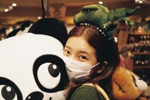 “놀이공원에 간 수지” 악어 모자 쓰고 깜찍 포즈