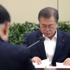 문 대통령 “홍남기 부총리 중심으로 경제팀 운영해주길”