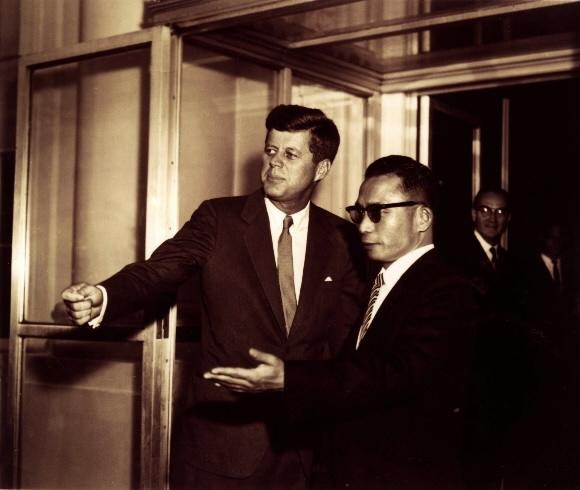 1961년 11월 중순 박정희 최고회의 의장이 미국을 방문, 케네디 대통령과 회담하기 위해 접견실에 들어가기 전에 서로 먼저 들어갈것을 권유하는 장면.  서울신문 DB