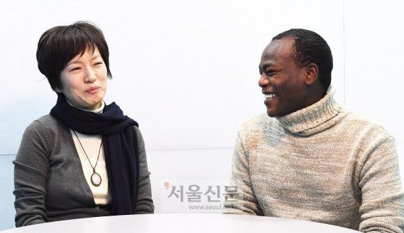 최소연(왼쪽) 미술가와 아프리카 수단 출신 난민 아담. 김명국 선임기자 daunso@seoul.co.kr
