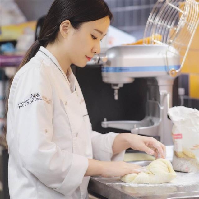 해외한식인턴에 참여한 김서정씨가 11일(현지시간) 프랑스 파리의 대형마트에서 한식 식재료를 이용한 제과제빵 메뉴를 개발하고 있다.  김서정씨 제공