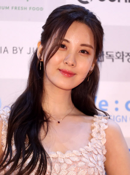 서현, 여신이 따로 없네  그룹 소녀시대의 서현이 12일 서울 용산구 한남동 그랜드하얏트서울호텔에서 열린 2018 대한민국 베스트 스타상 시상식 레드카펫에서 포즈를 취하고 있다. 2018.12.12<br>연합뉴스