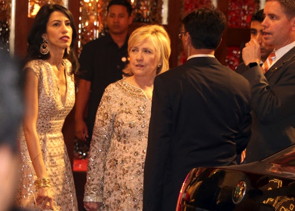 힐러리 클린턴 전 미국 국무장관이 12일(현지시간) 인도 뭄바이에서 열린 아시아 최고 갑부 무케시 암바니 릴라이언스 그룹 회장의 딸 이샤 암바니의 결혼식장에 도착하고 있다.  AP 연합뉴스