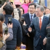 [서울포토] 문 대통령, 창동 예술촌 방문, 시민들과 인사