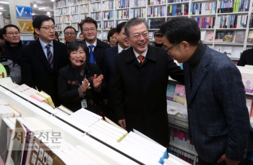 [서울포토] 문 대통령, 창동 예술촌 ‘학문당’ 서점 방문