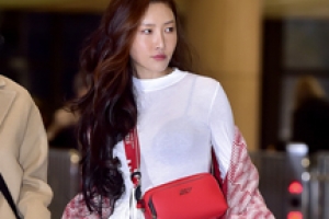 마마무 화사, 공항패션부터 무대 의상까지 “역대급 레드 패션”