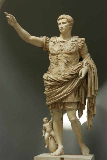 로마 집정관 카이사르의 양아들 옥타비아누스의 동상. 로마에서는 귀족층이 정치적인 이유로 입양을 하곤 했다. 이들은 피가 섞이진 않았으나 양아버지의 권력을 이어 받았다.