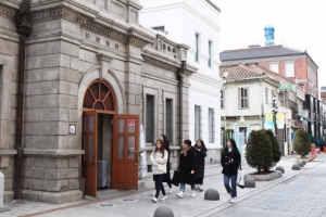 해묵은 건물 사이, 켜켜이 쌓인 열강의 흔적…오래된 골목 사이, 틈틈이 쌓인 동심