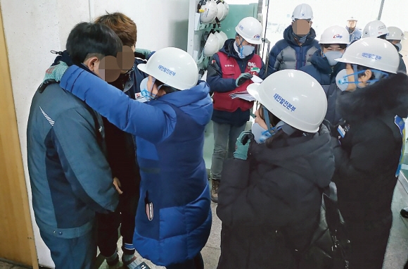 김용균씨 어머니, 아들 동료들 안아주며 눈물