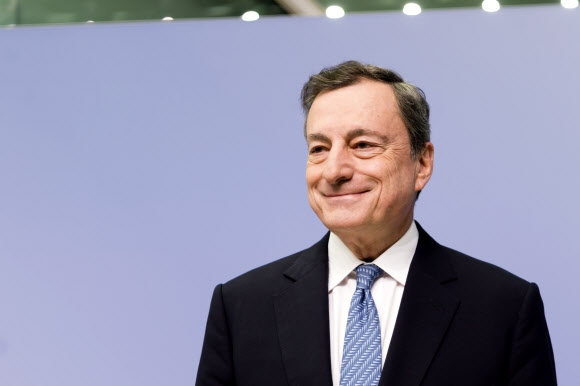 마리오 드라기 유럽중앙은행(ECB) 총재가 14일 독일 프랑크푸르트 EBC 본부에서 열린 기자회견에서 이달 말 양적완화를 종료한다고 밝혔다. 2018.12.14  신화 연합뉴스