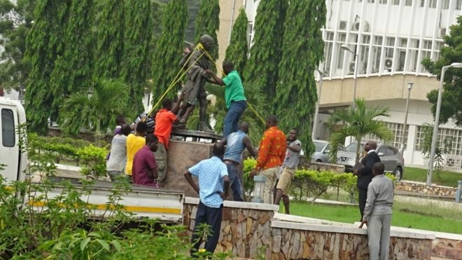 지난 12일 아프리카 가나의 수도 아크라에 있는 가나대학 캠퍼스 내에 세워져 있던 마하트마 간디 동상이 학생들에 의해 철거되고 있다.  BBC방송 캡처