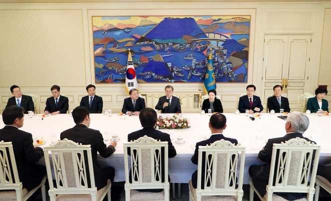 문재인 대통령이 14일 청와대에서 누카가 후쿠시로 한.일 의원연맹 회장 등 일본측 대표단을 접견하고 있다.  청와대 제공